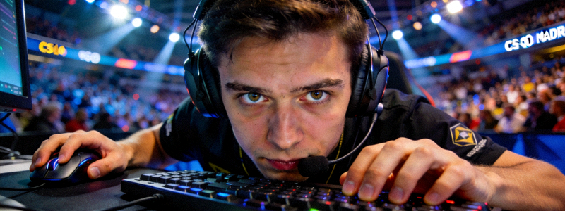 CS:GO Major锦标赛现场，选手专注比赛的特写镜头
